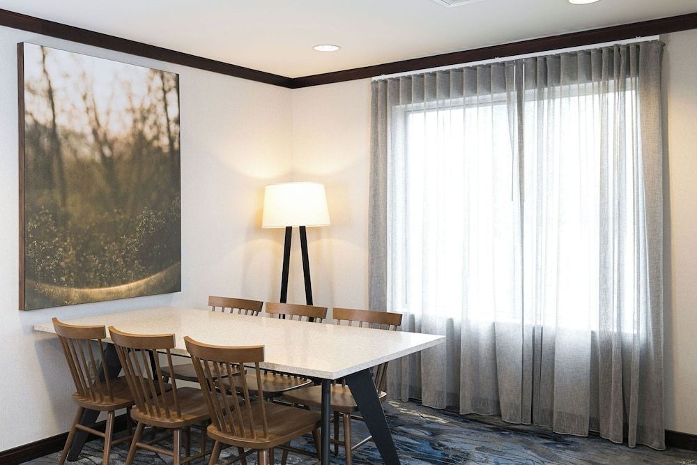 Fairfield Inn & Suites by Marriott Milwaukee Airport 2