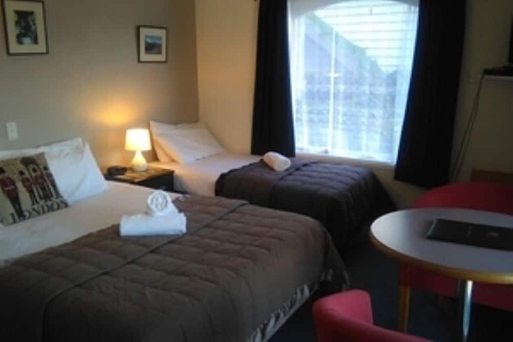 Colonial Village Motel 1