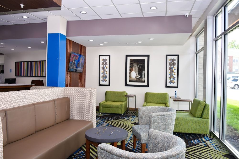 Holiday Inn Express & Suites BENSENVILLE - O'HARE by IHG 2