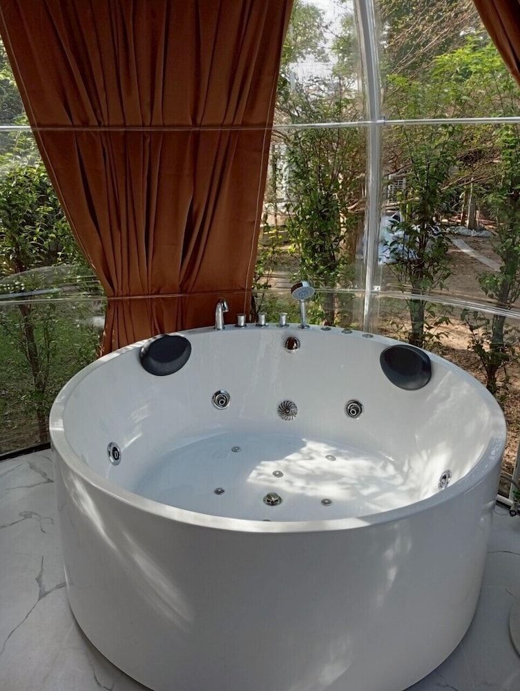 V20 Boutique Jacuzzi Hotel 1