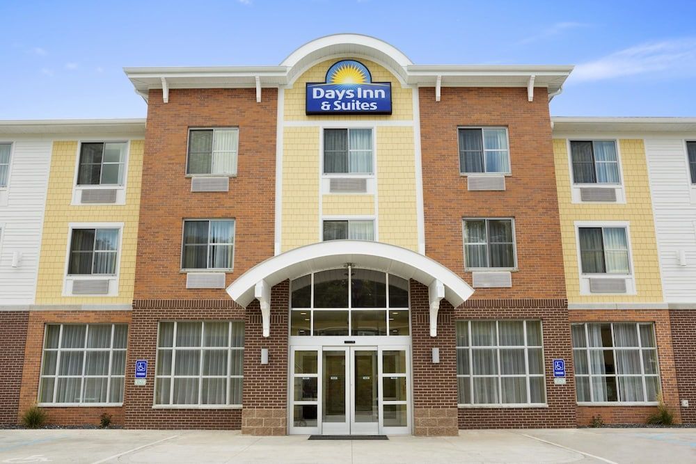 Days Inn & Suites by Wyndham Caldwell 1