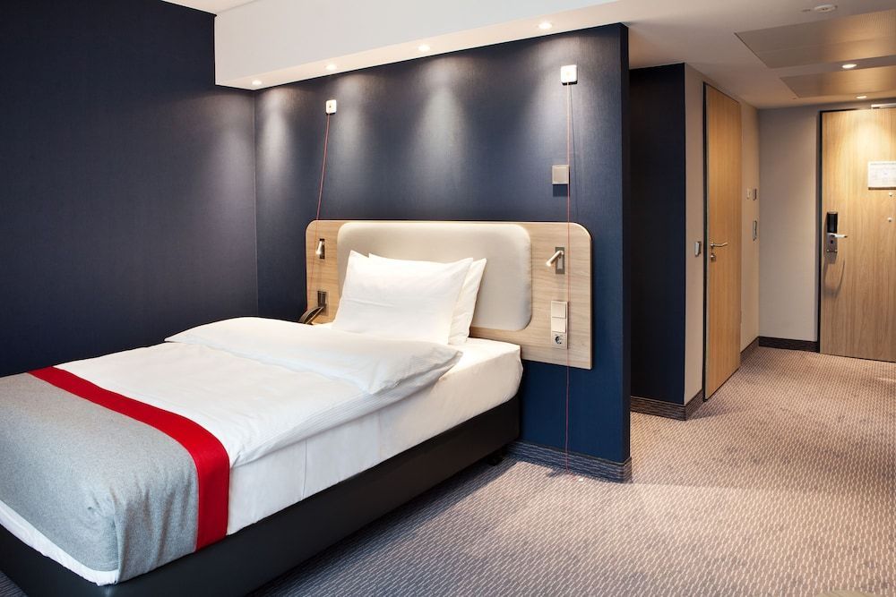 Holiday Inn Express MUNICH - OLYMPIAPARK by IHG 2