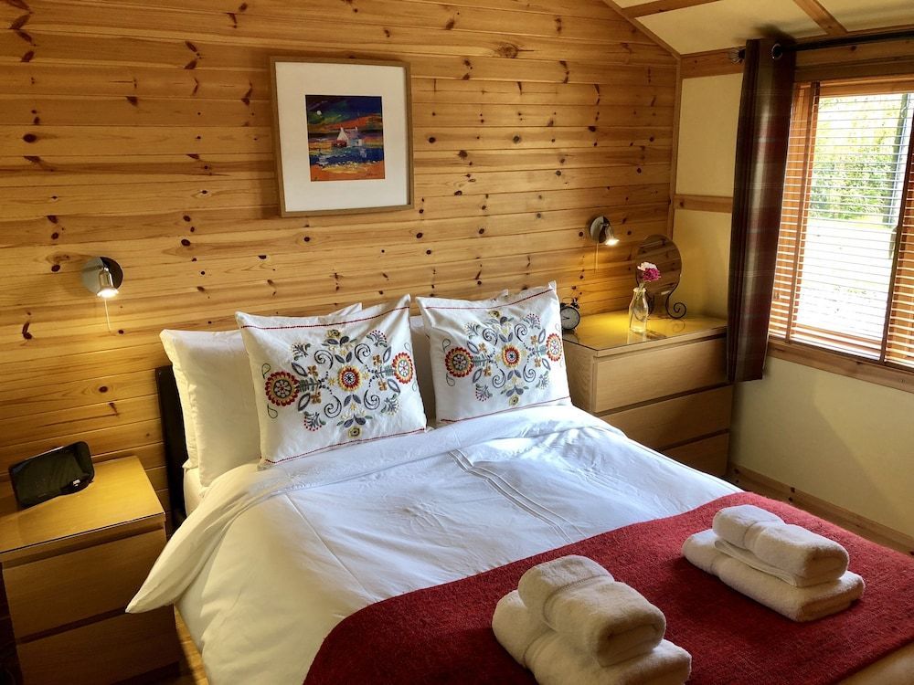 Rashfield Sheilings - Unique Riverside Lodges 2