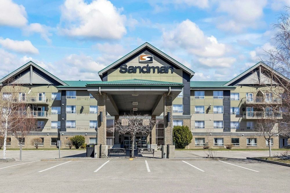 Sandman Hotel & Suites Calgary West 1