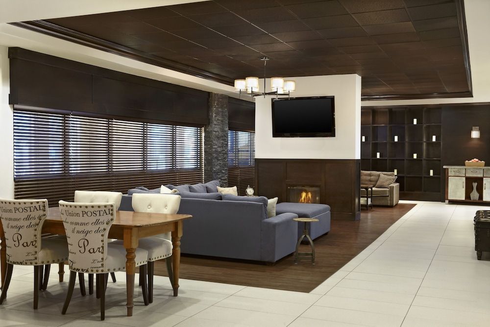 Four Points by Sheraton Hotel & Suites Calgary West 2