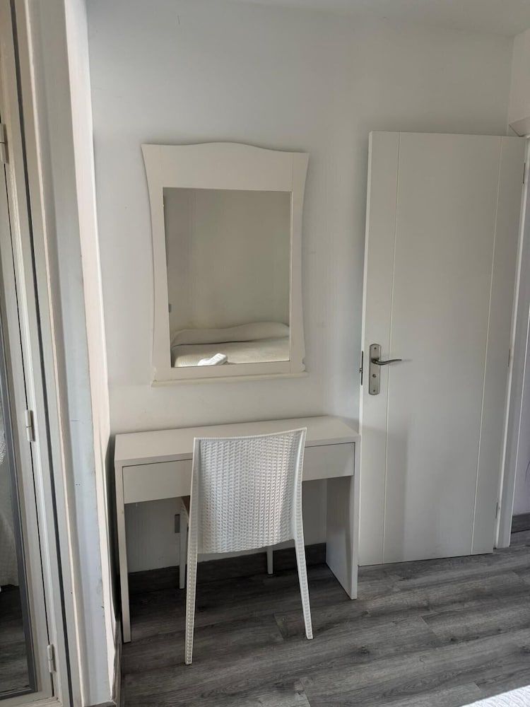 Las Americas 1-Bed Apt Sleeps 5 Pool Parking 2