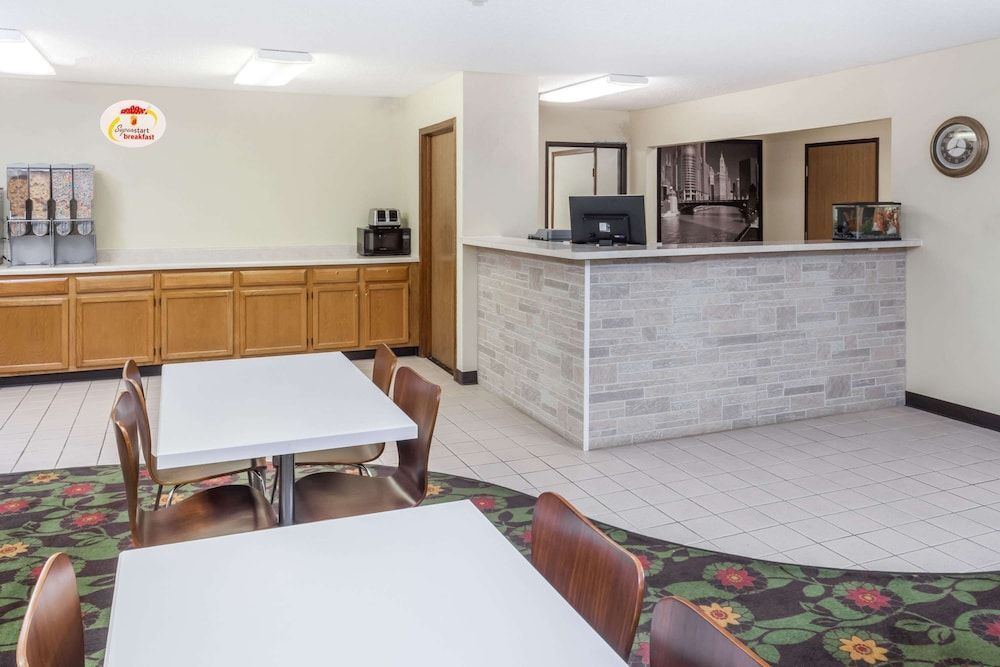 Super 8 by Wyndham Pekin/Peoria Area 2