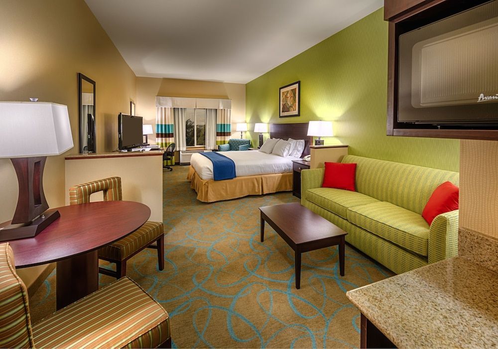 Holiday Inn Express & Suites RED BLUFF-SOUTH REDDING AREA by IHG 2