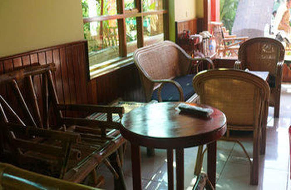 Side Walk Hotel 2