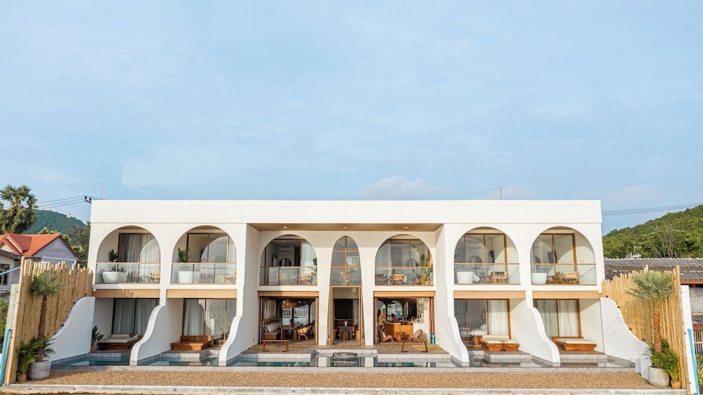 Tasana bar and luxury resort 1