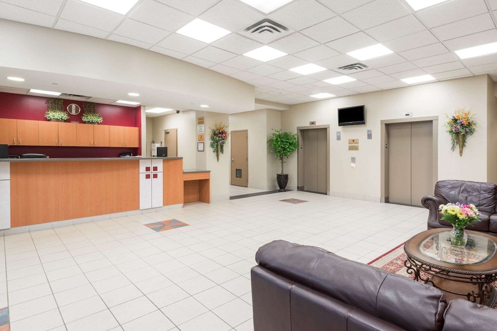 Super 8 by Wyndham Mississauga 2