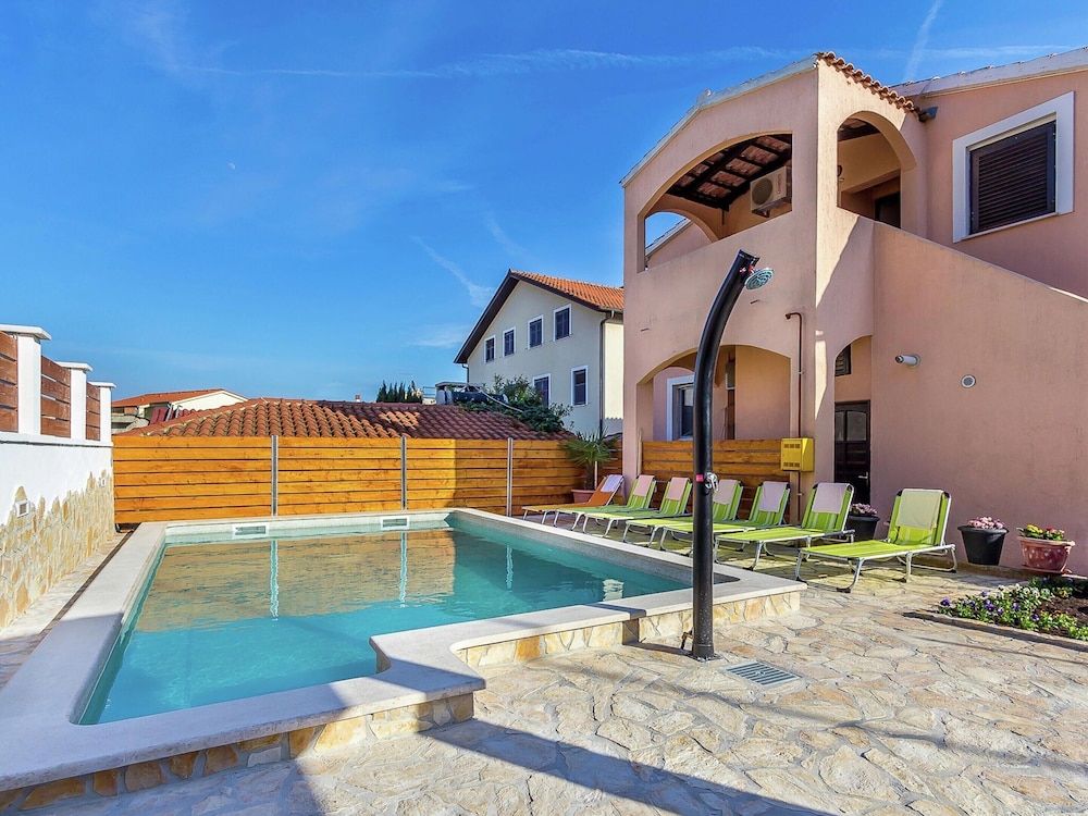 Apartment in Liznjan With Pool and Terrace 1