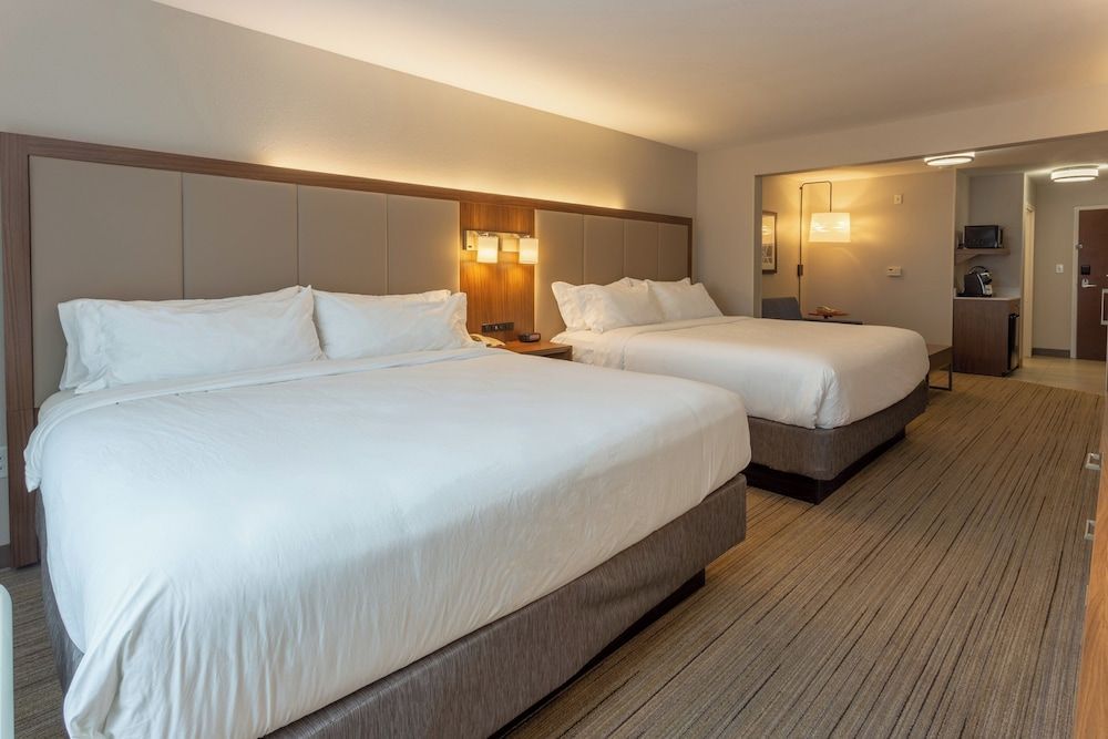Holiday Inn Express & Suites MILWAUKEE NW – PARK PLACE by IHG 1