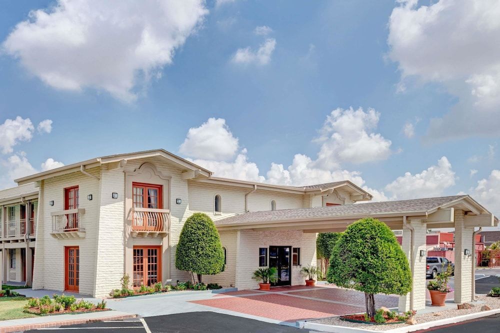 Travelodge by Wyndham North Richland Hills/Dallas/Ft Worth 1