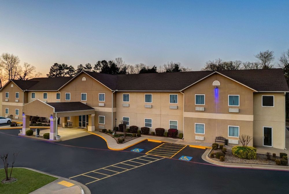 Days Inn & Suites by Wyndham Cabot 1