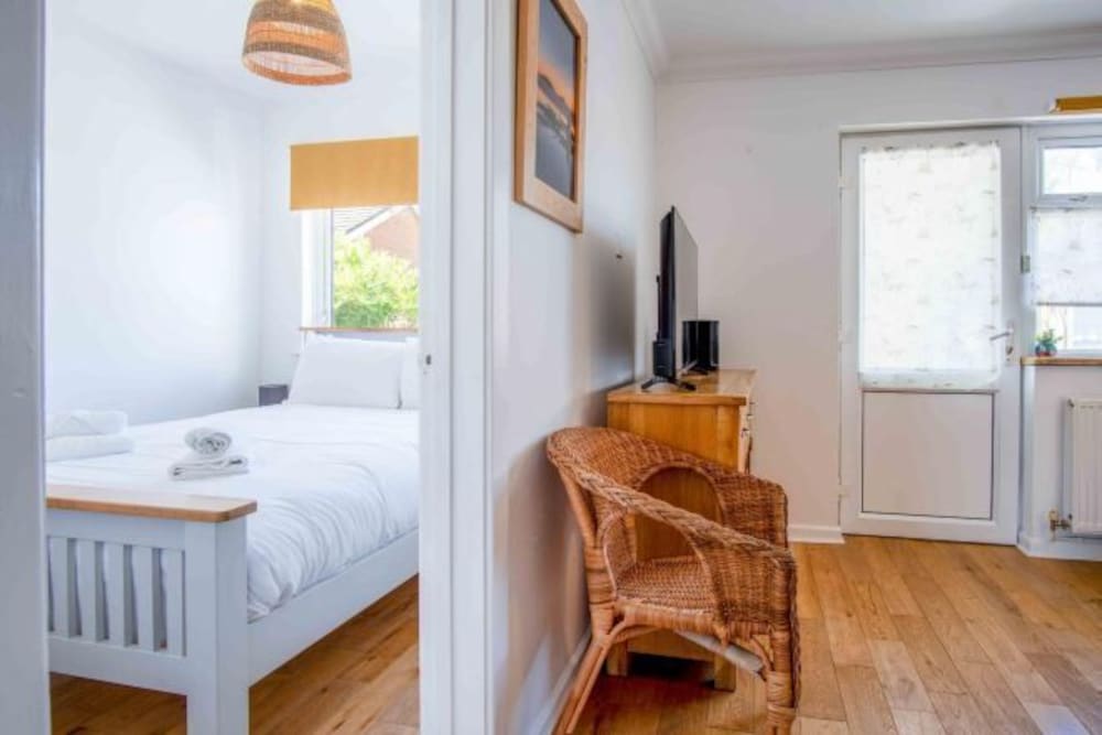 Cosy Cottage - 2 Bedroom Cottage - Mumbles 1