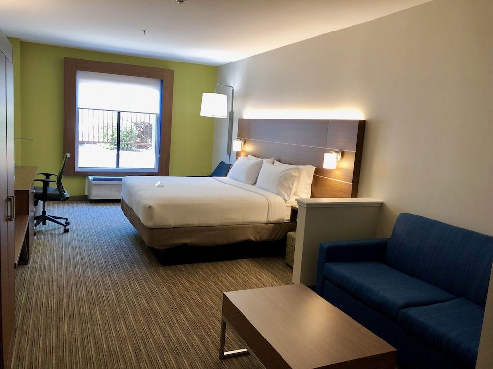 Holiday Inn Express & Suites ARLINGTON (I-20-PARKS MALL) by IHG 2