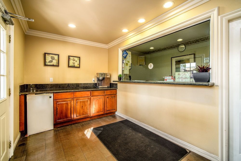 Regency Inn & Suites Downey 2