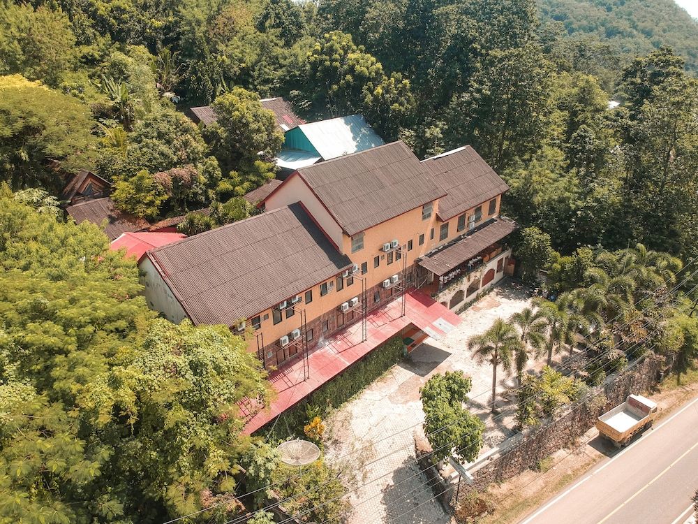 Centro Bajo Hotel & Resto 1