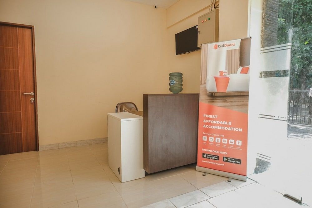 RedDoorz Plus near Plaza Blok M 1