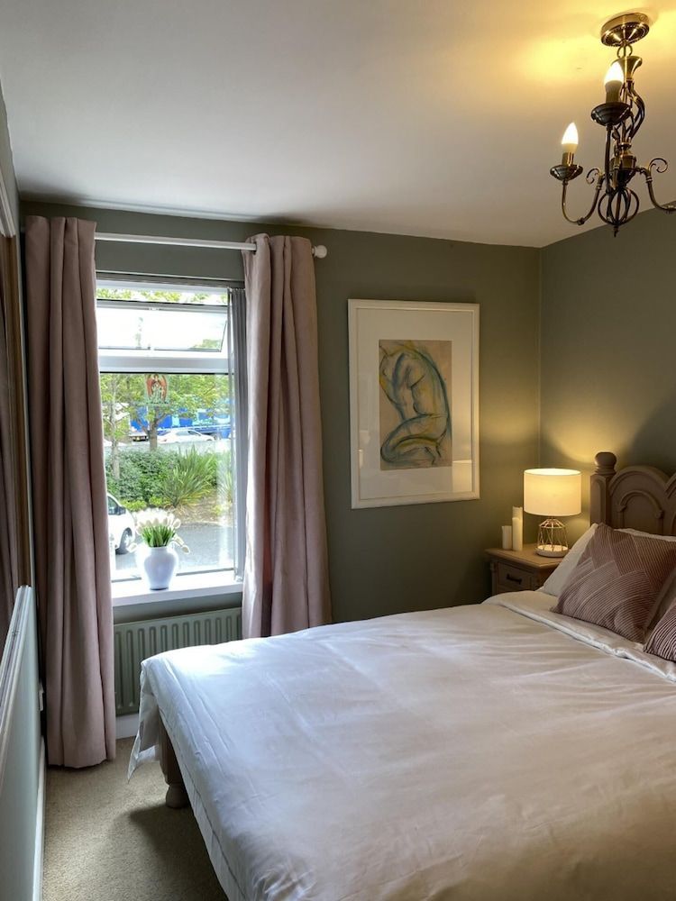 Remarkable 3-bed House in Belfast 2