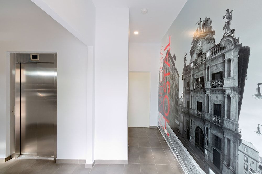 IRAIPE Pamplona Hostal Auto Check-in 2