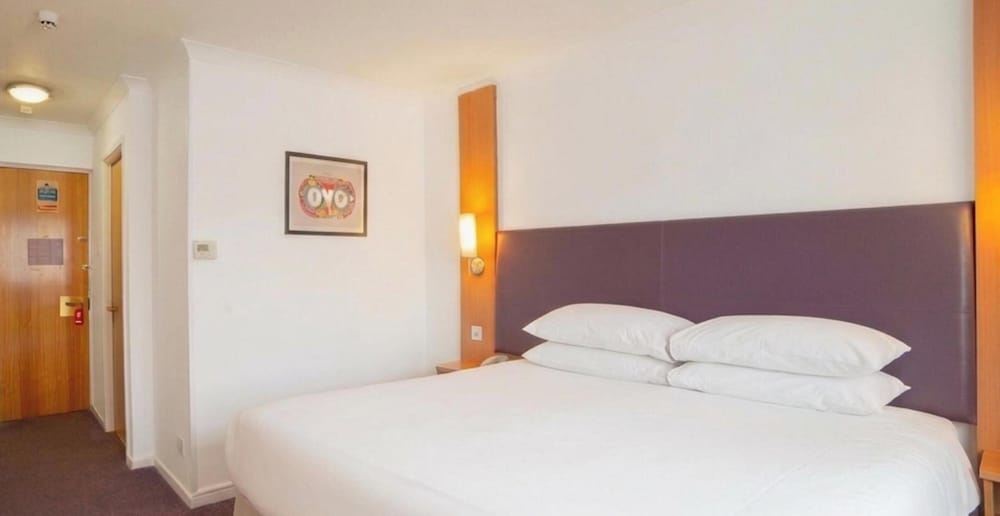 OYO Lakeside Haydock Hotel, St Helens, A580 East Lancs, Garswood Old Road 1