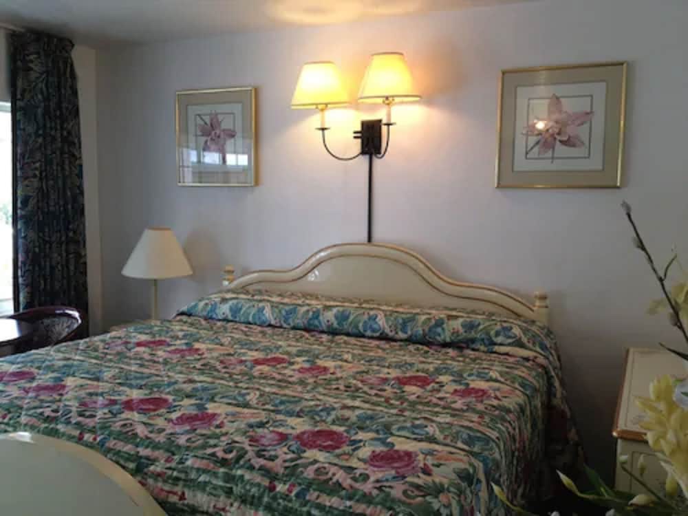 Three Oaks Motel 2