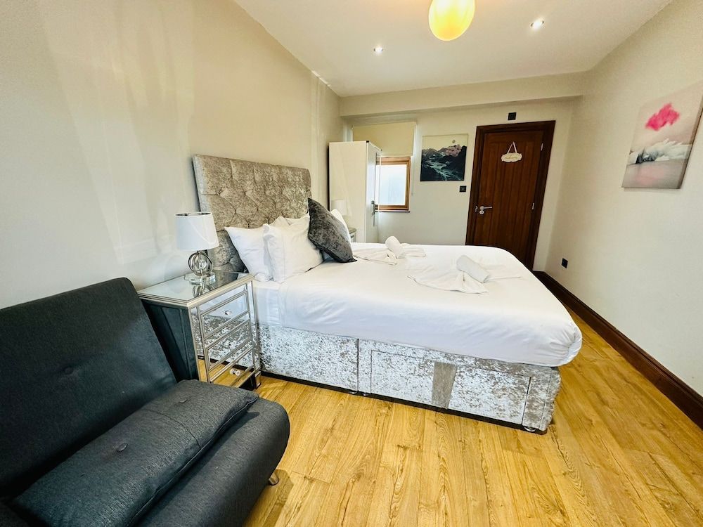 Spacious 6 Bed House in Wembley 2