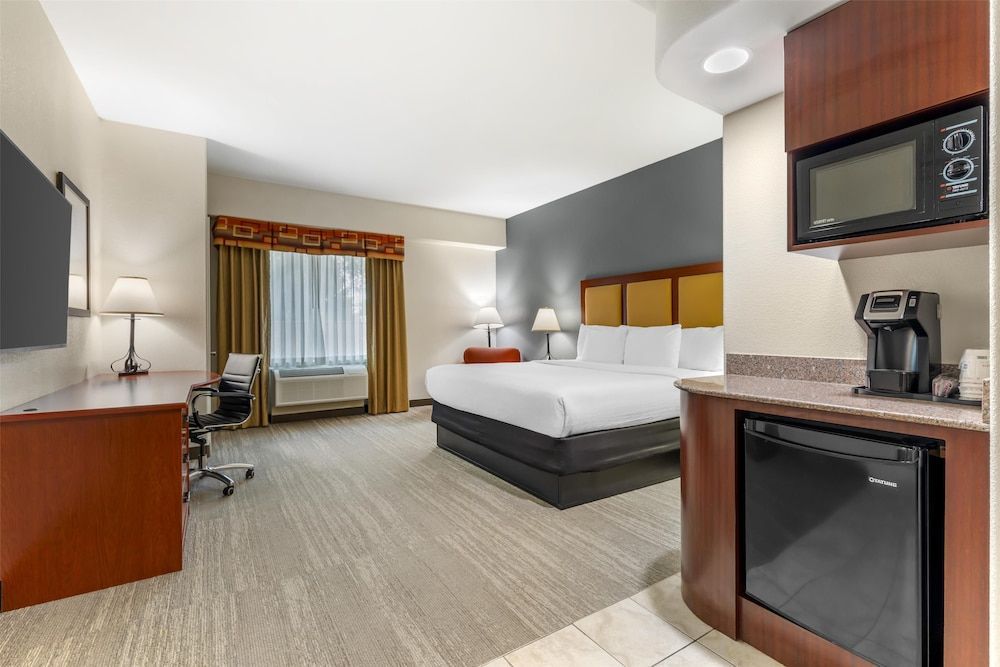 Best Western Plus Waxahachie Inn & Suites 1