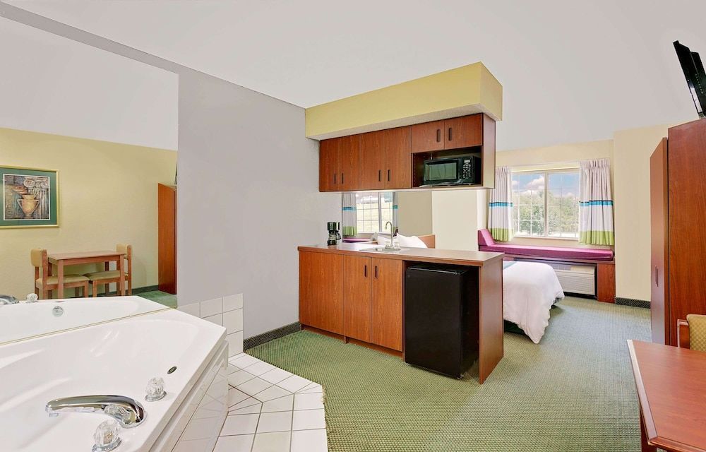 Microtel Inn & Suites by Wyndham Thomasville/High Point/Lexi 1