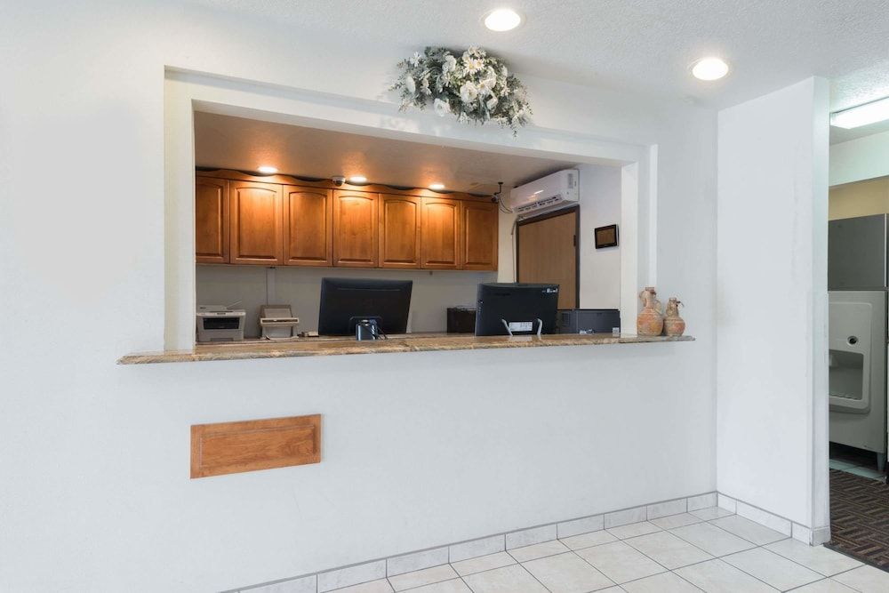 Super 8 by Wyndham Bernalillo 2