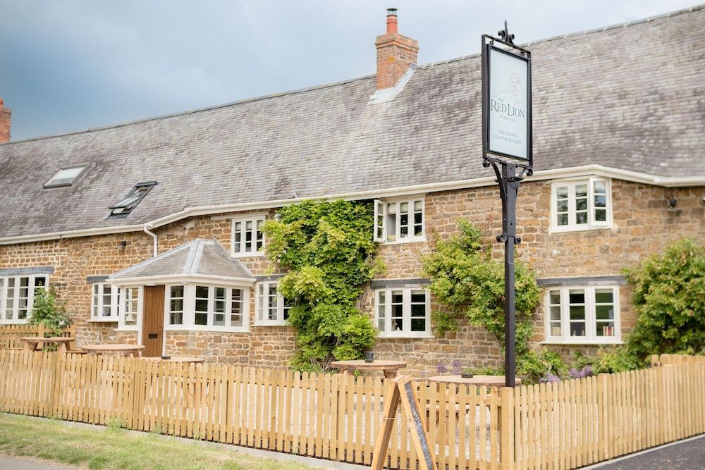 The Red Lion at Hellidon 1