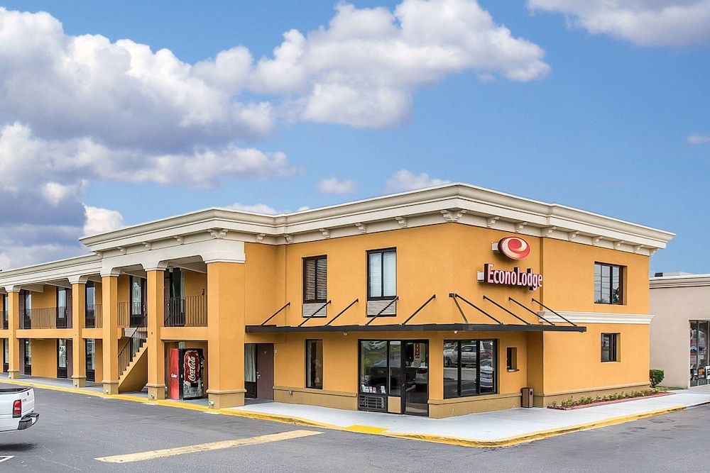 Econo Lodge Savannah Midtown 1