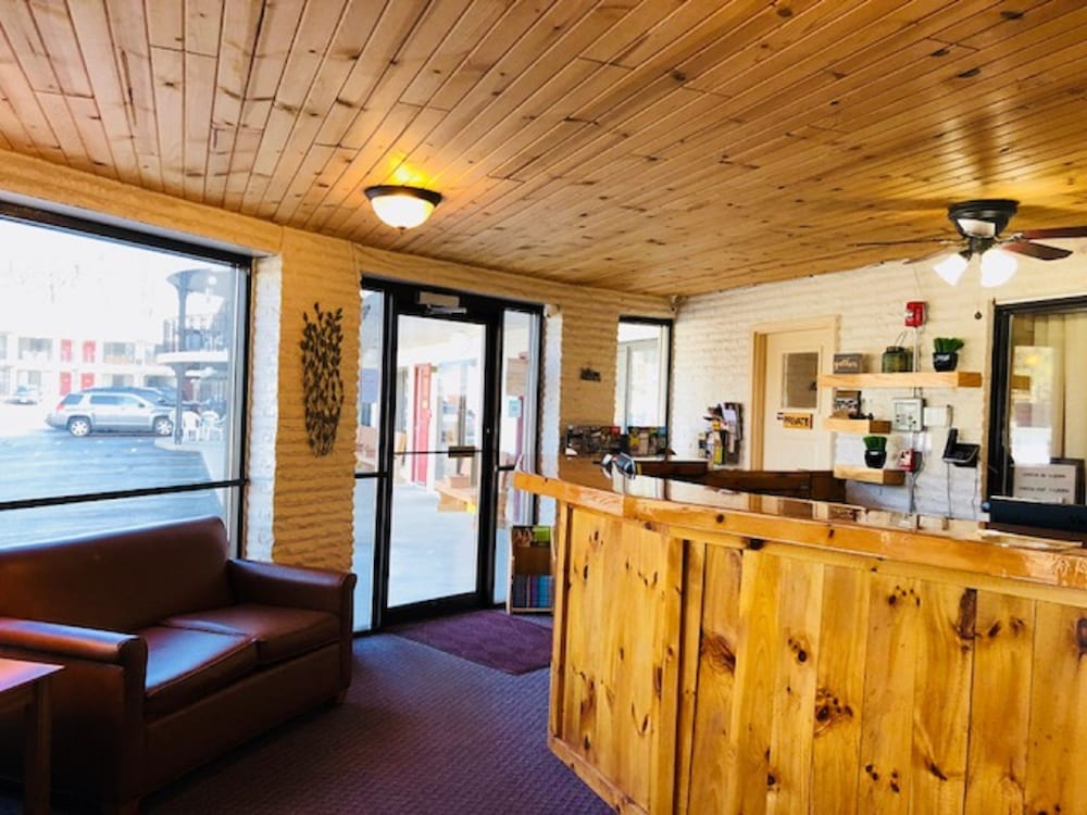 Amber's Inn and Suites 1