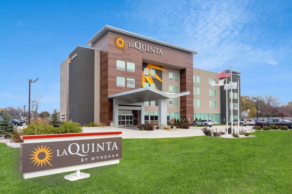 La Quinta Inn & Suites by Wyndham Shorewood 1