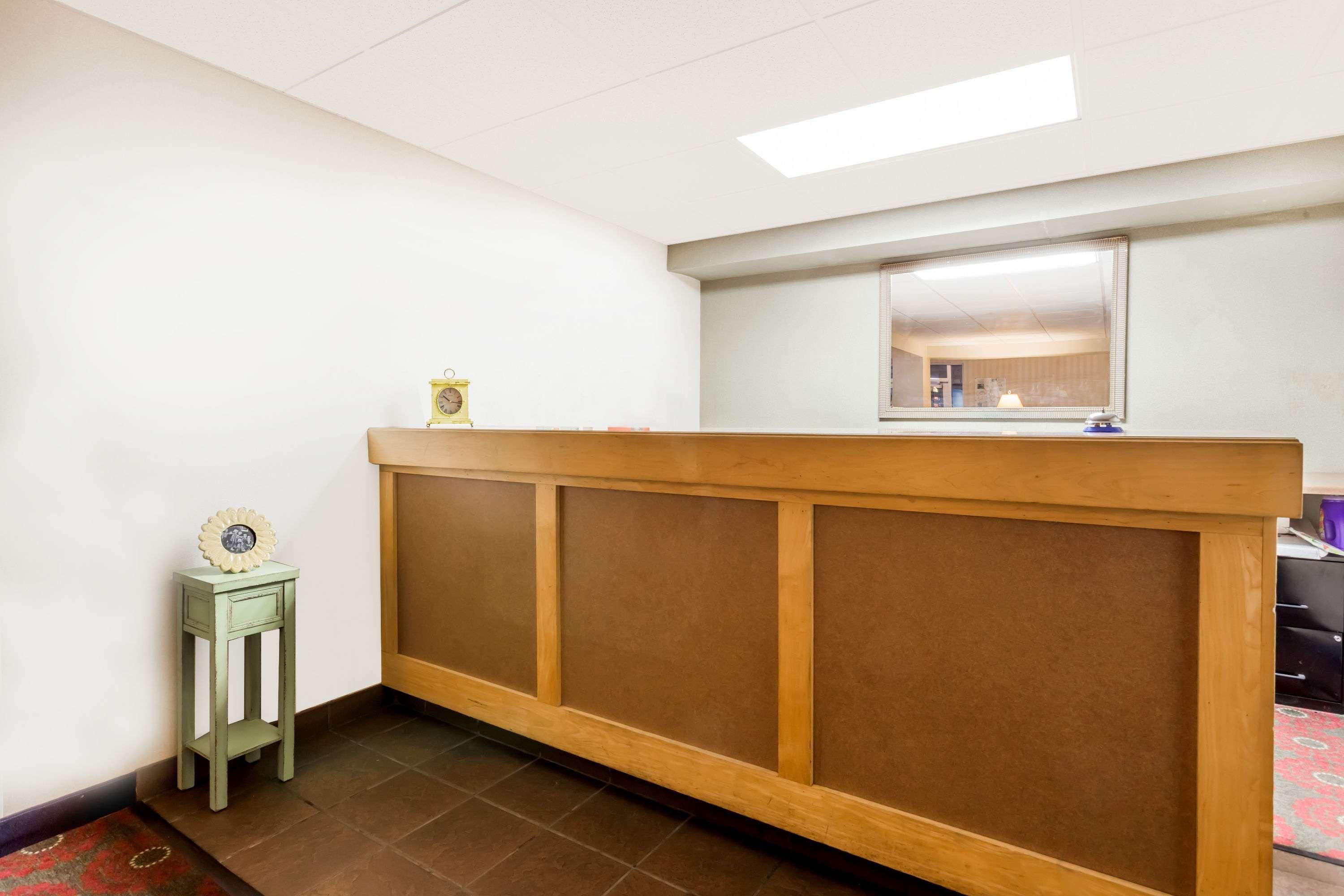 Days Inn by Wyndham Cedar Falls- University Plaza 2