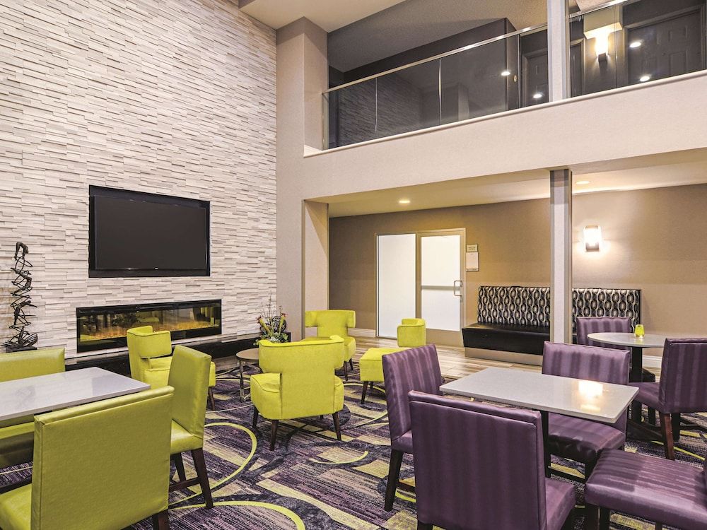 La Quinta Inn & Suites by Wyndham Denver Airport DIA 2