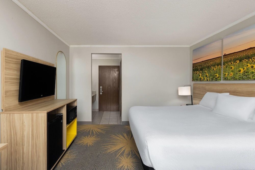 Days Inn & Suites by Wyndham Kansas City South 1