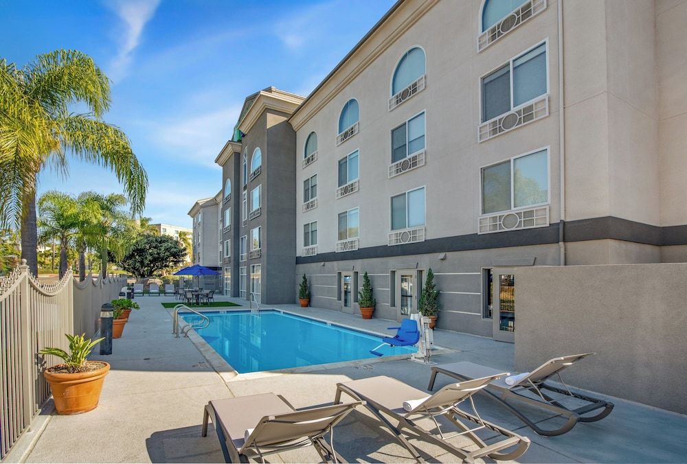 Holiday Inn Express & Suites SAN DIEGO-SORRENTO VALLEY by IHG 1