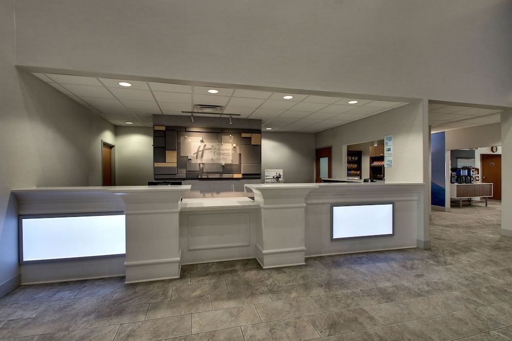 Holiday Inn Express & Suites CHICAGO NORTH-WAUKEGAN-GURNEE by IHG 1