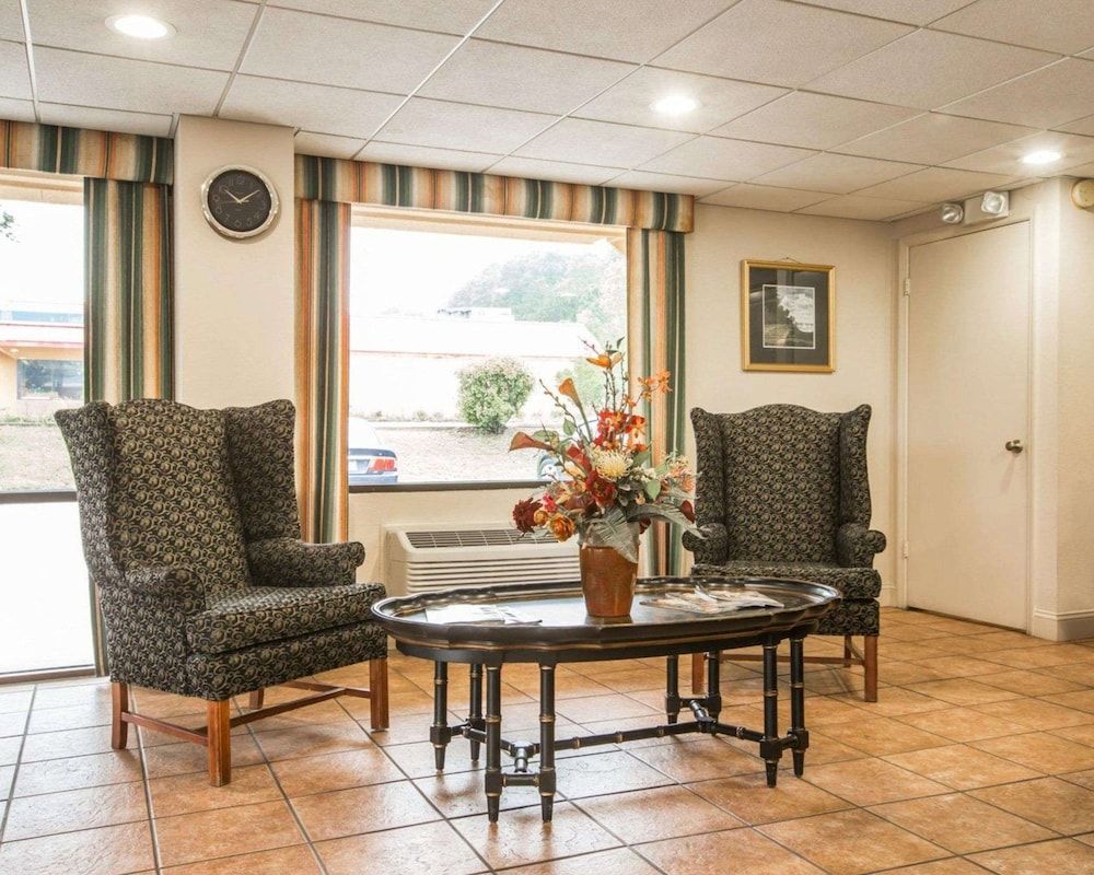 Econo Lodge Inn & Suites Columbus near Fort Benning 2