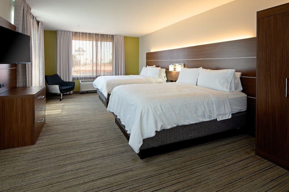 Holiday Inn Express & Suites FRESNO SOUTH by IHG 1
