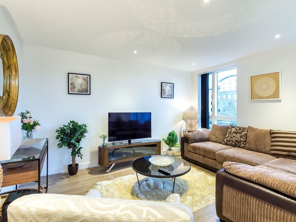 2 Bed Property Close to Heathrow Airport 1