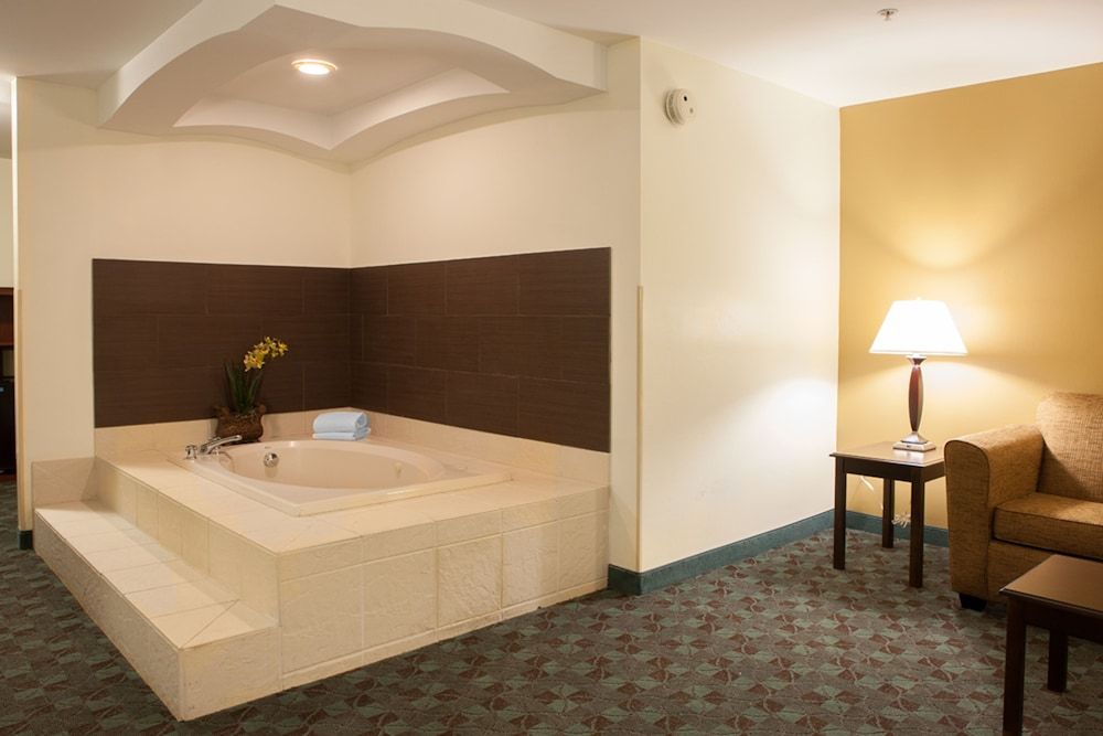 Holiday Inn Express & Suites CANTON by IHG 2