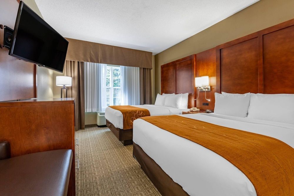 Comfort Suites Marquette 1