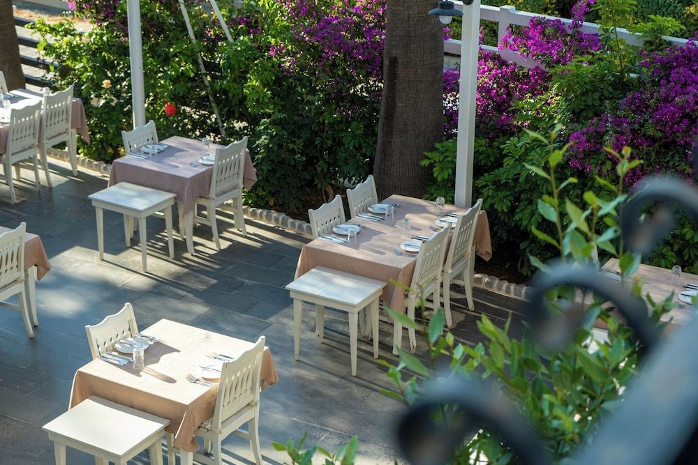Sea Breeze Hotel and Apartments 1