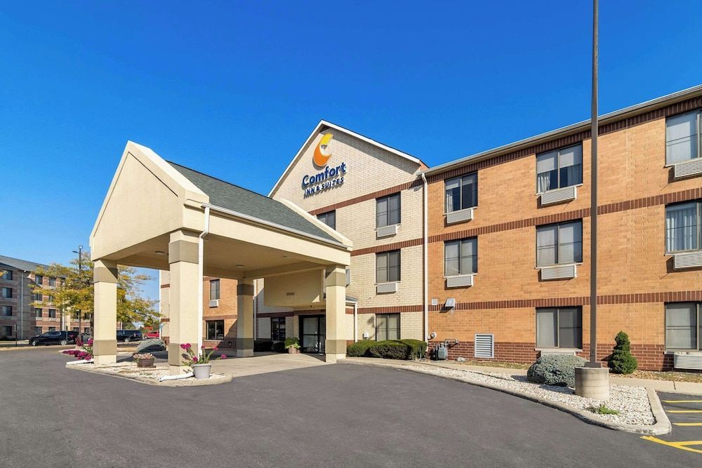 Comfort Inn & Suites near Tinley Park Amphitheater 1