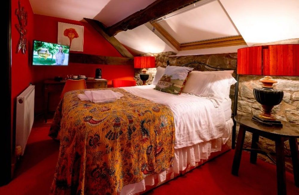 The lion hotel 2