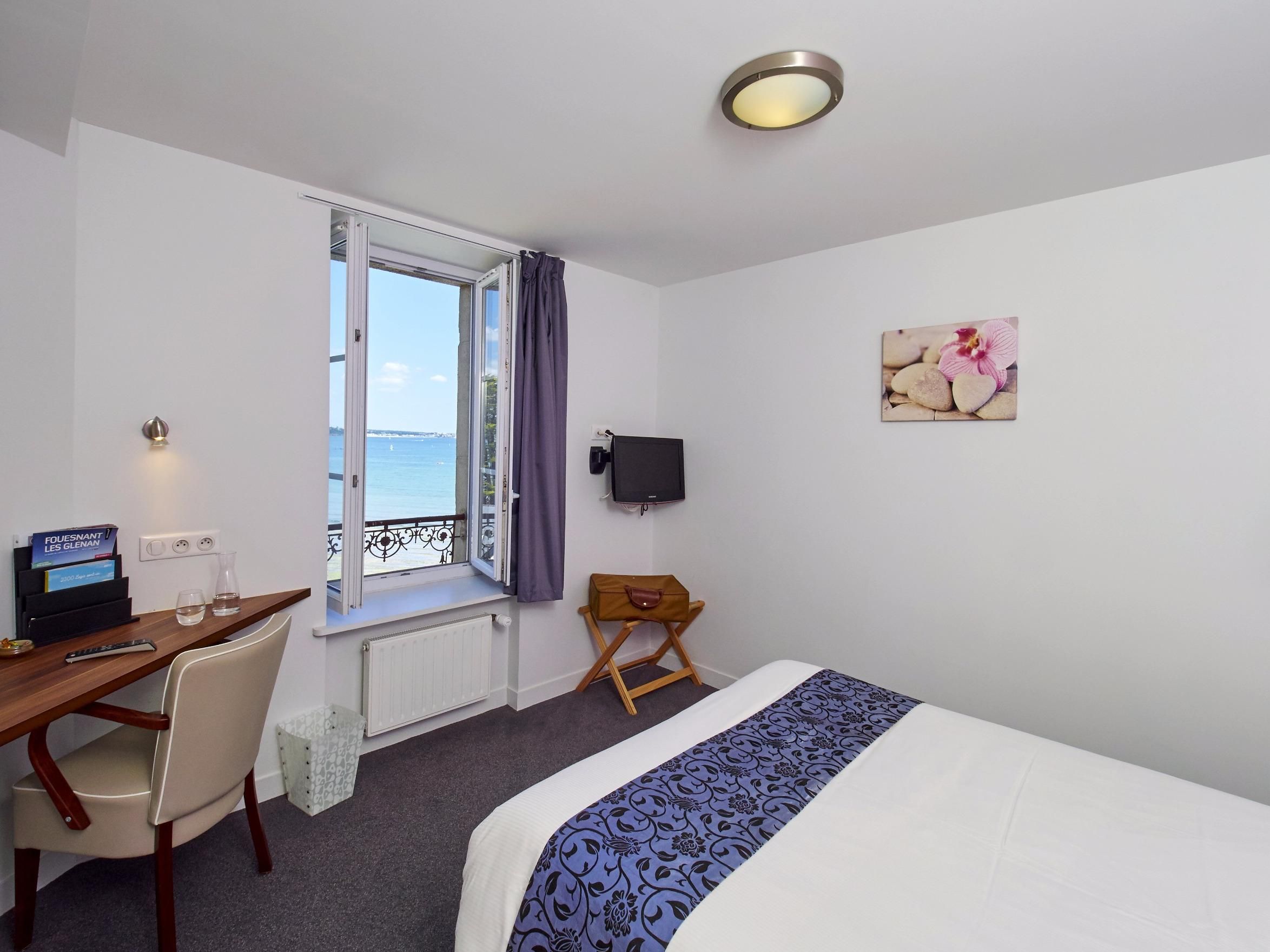 Logis Hotel Belle-Vue 1